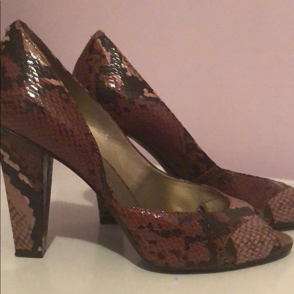 Open-toe snake prints shoes.